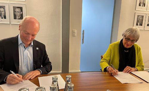 Wilfried Karl, Präsident der ZITiS, und Prof. Gabriele Gillessen-Kaesbach, Präsidentin der Universität zu Lübeck, unterzeichnen den gemeinsamen Forschungskooperationsvertrag.