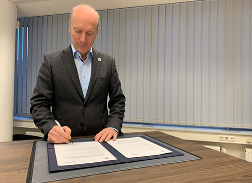 ZITiS Präsident Wilfried Karl unterzeichnet das Memorandum